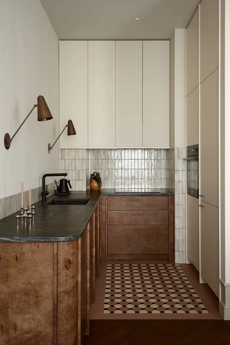 Cuisine en bois et zellige blanc, plan de travail en pierre et sol en damier
