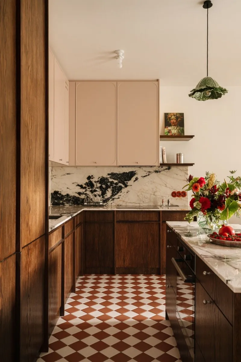 Cuisine en bois, sol en damier et crédence en marbre