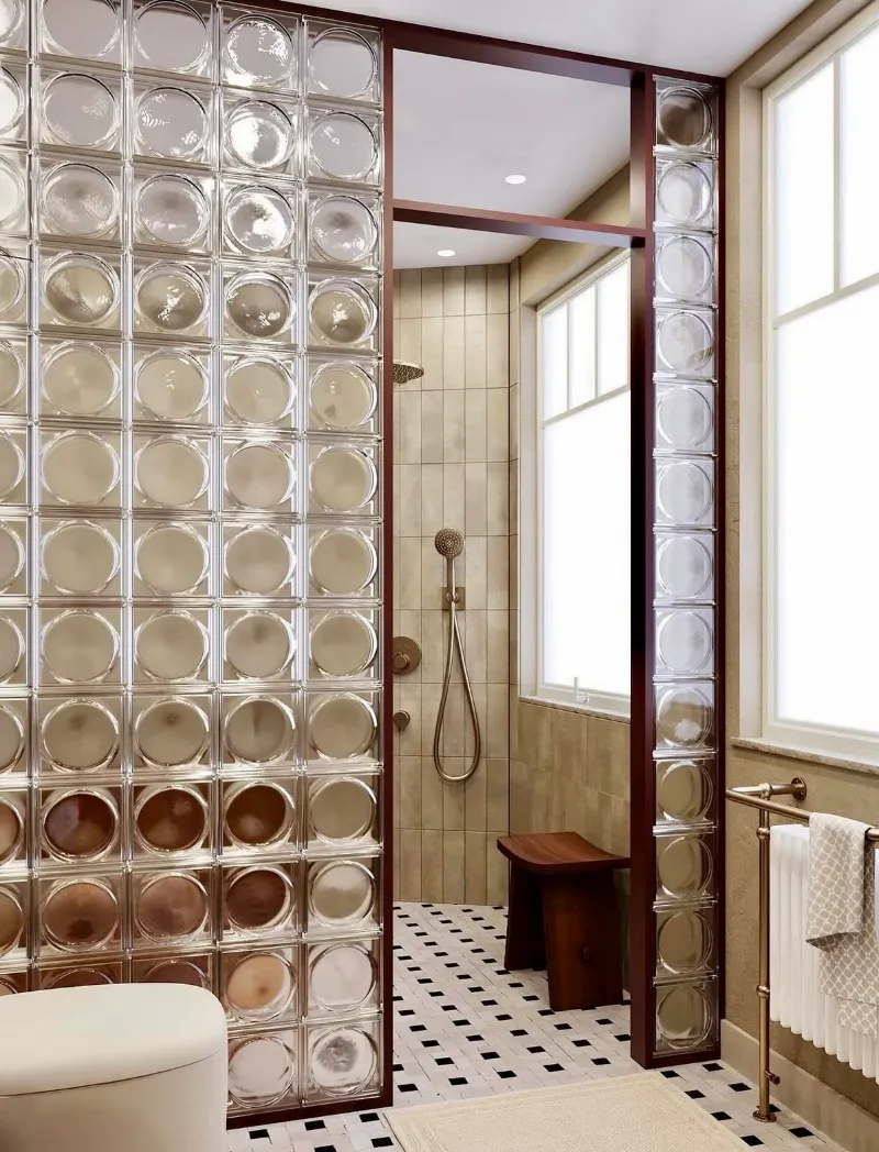 Douche à l'italienne derrière une paroi en briques de verre